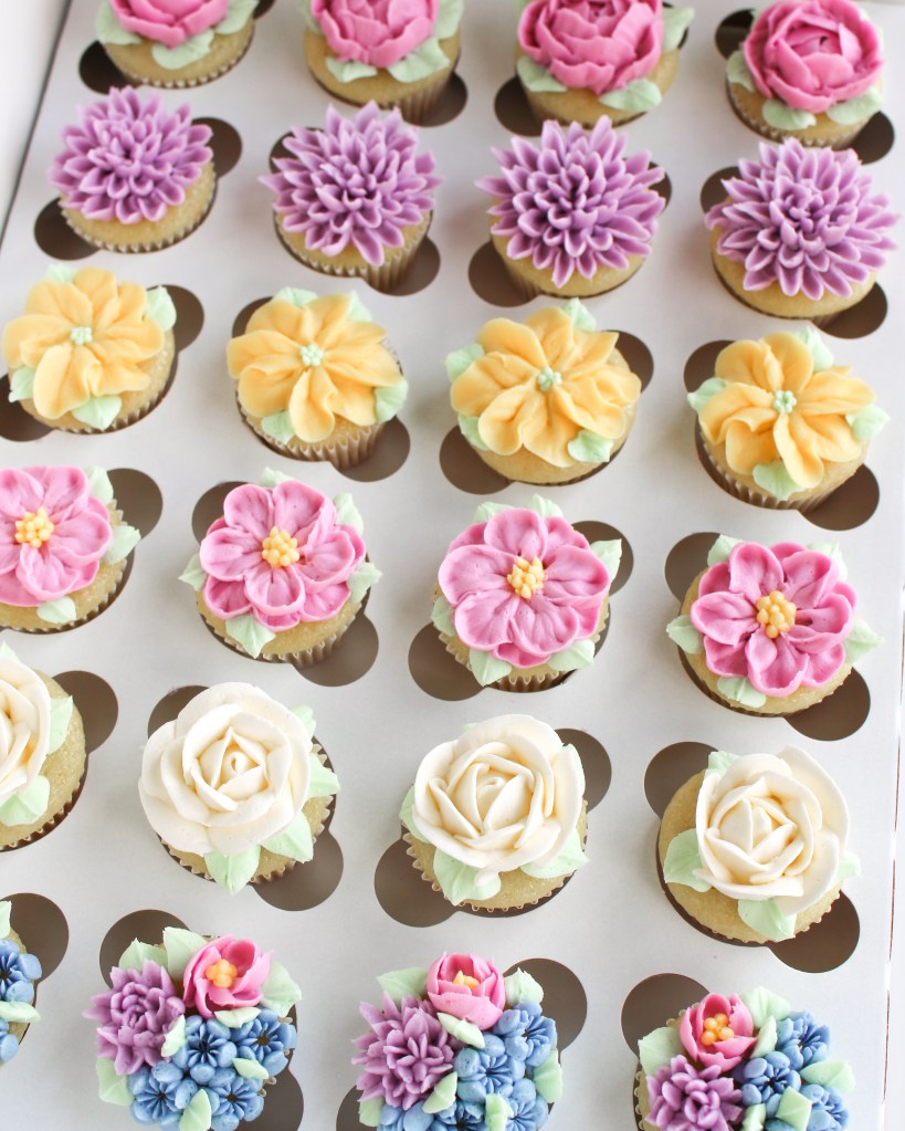 Pastel Mini floral cupcakes
